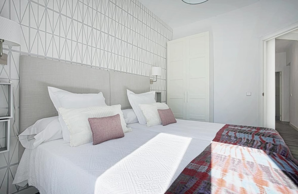 The Best Location, 8pax, 3BD & 2Bth, Reina Sofia II view 3
