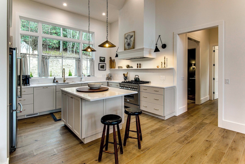 Deck & Mountain Views: 'black Chalet' in Glenville