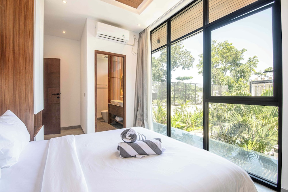 Opulent 5BR Modern Villa 400m From the Ocean