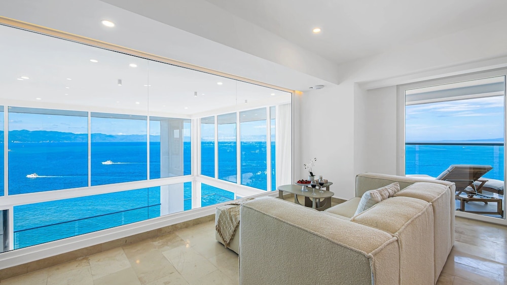 4BR Luxury Penthouse with Ocean Views