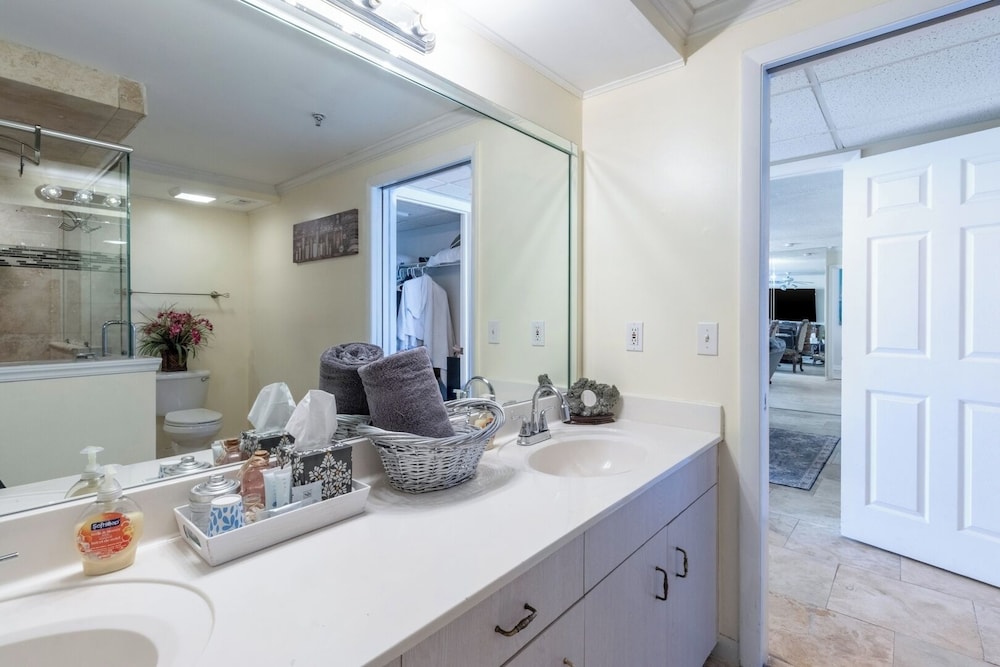 3BR Gulf-front Luxury w/ Pool Bar & Spa Baths