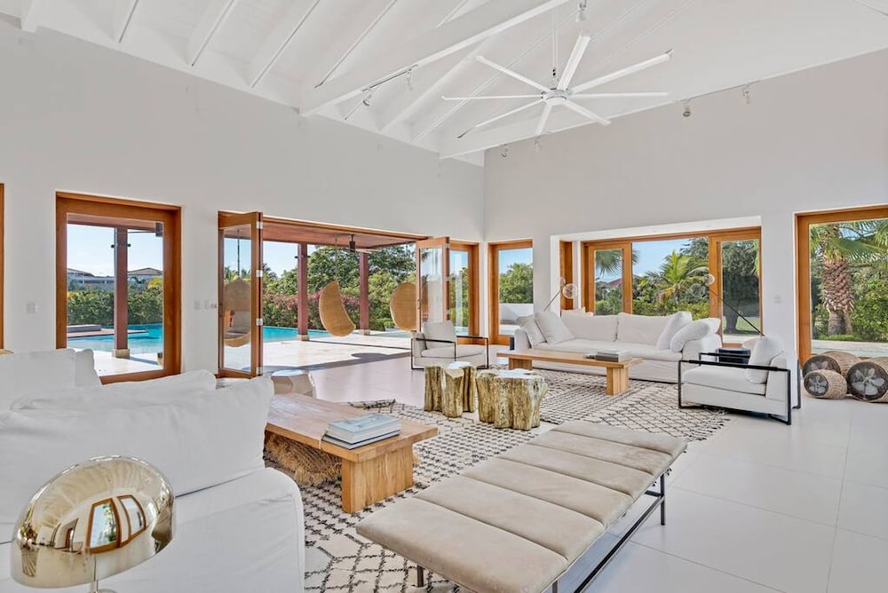 Modern Oasis Stunning Views of Golf Course River