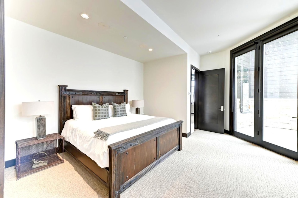KBM Resorts Walk to Slopes, Sports Court, Private Home Theater, Sleeps 17, Outdoor Hot Tub Pco-184m