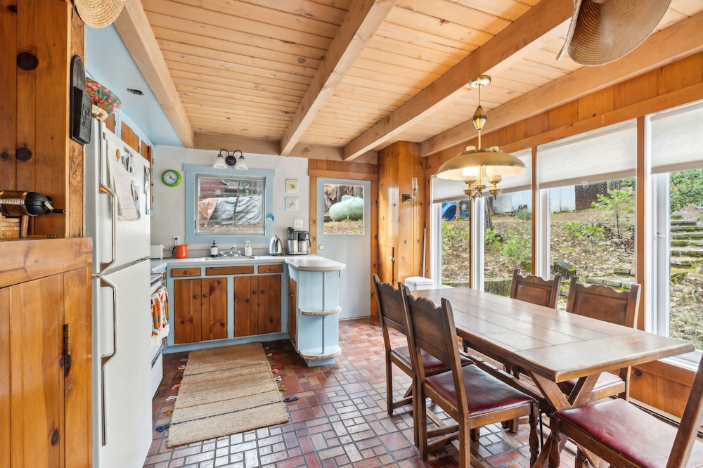 Cozy Mountain Retreat Relax & Explore