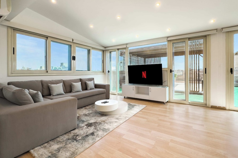 Posh & Panoramic 2bdr Rooftop 5 Min To Airport