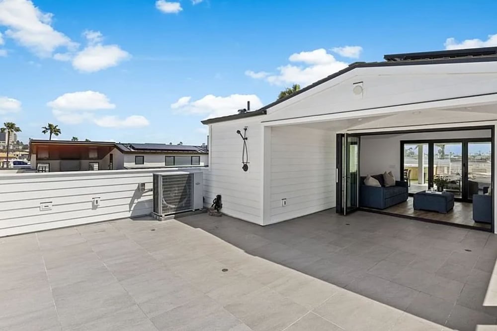 3BR Newport Luxury Rooftop Deck Hottub Parking