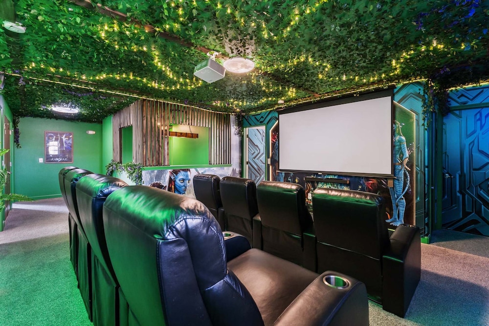 Upstay Movie-themed Mansion w Arcade Pool Hot Tub
