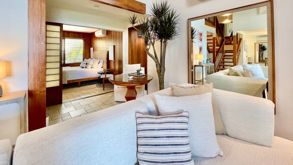 Sophisticated Oceanfront Retreat - Air-conditioned - Walk to Beach - Vrkcv