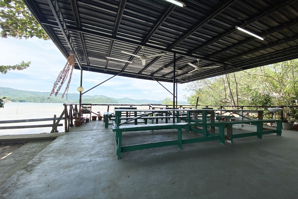 OYO Home 90319 Ambong Bay Resthouse Homes photo 2