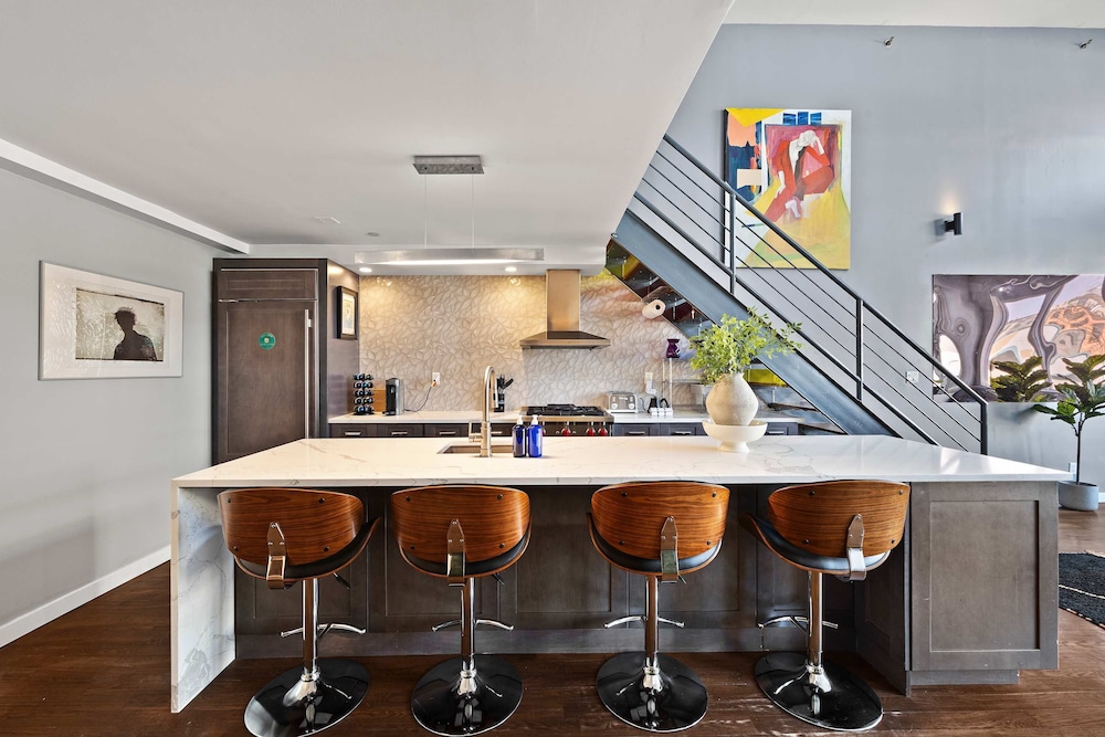 Dekalb by Rove Travel Duplex Loft w Terrace