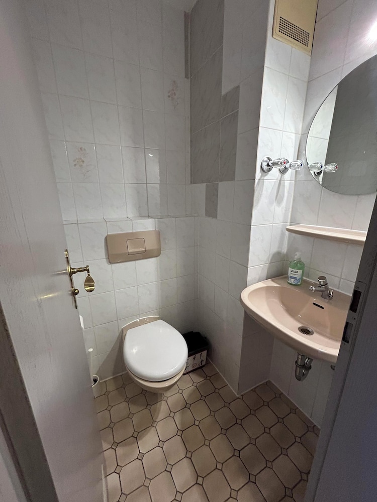 2-Rent Group Hostel Rooms AUB162