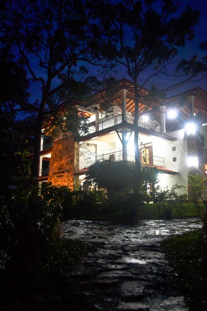 Cinnamon Lake Inn