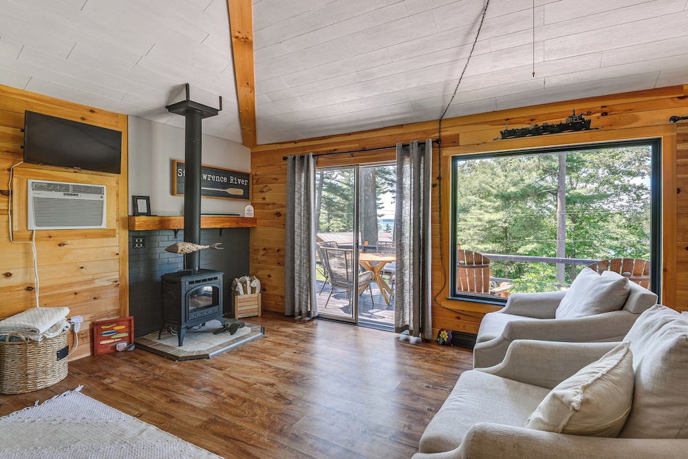 Fishing & Boating Paradise: St Lawrence River Home