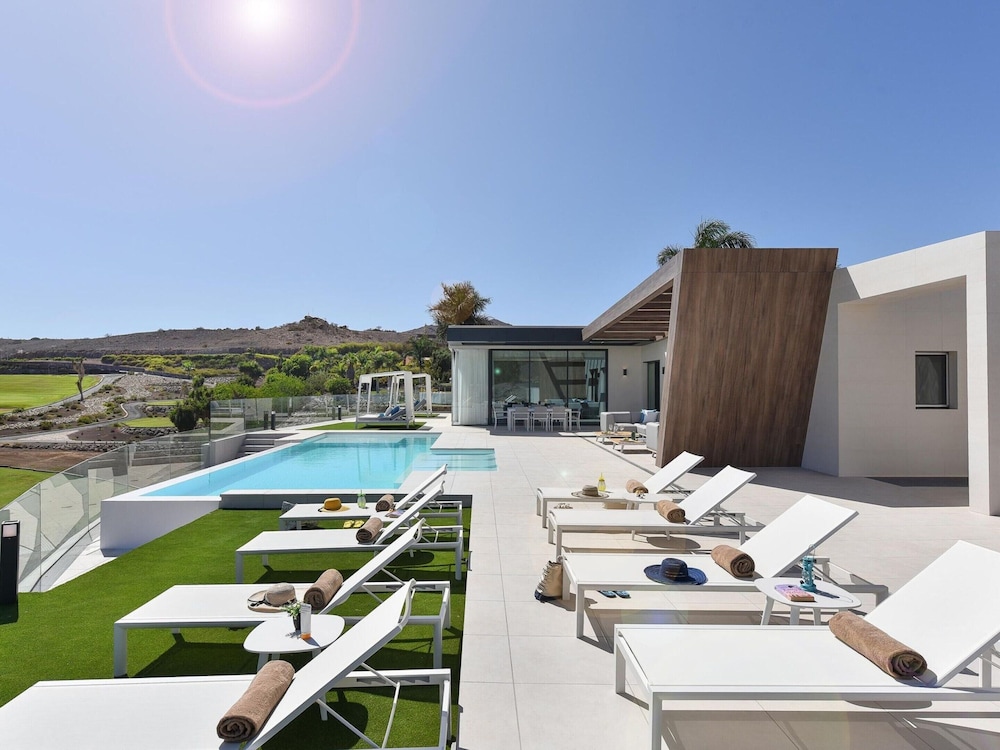 Villa in Salobre With Pool & Golf Nearby