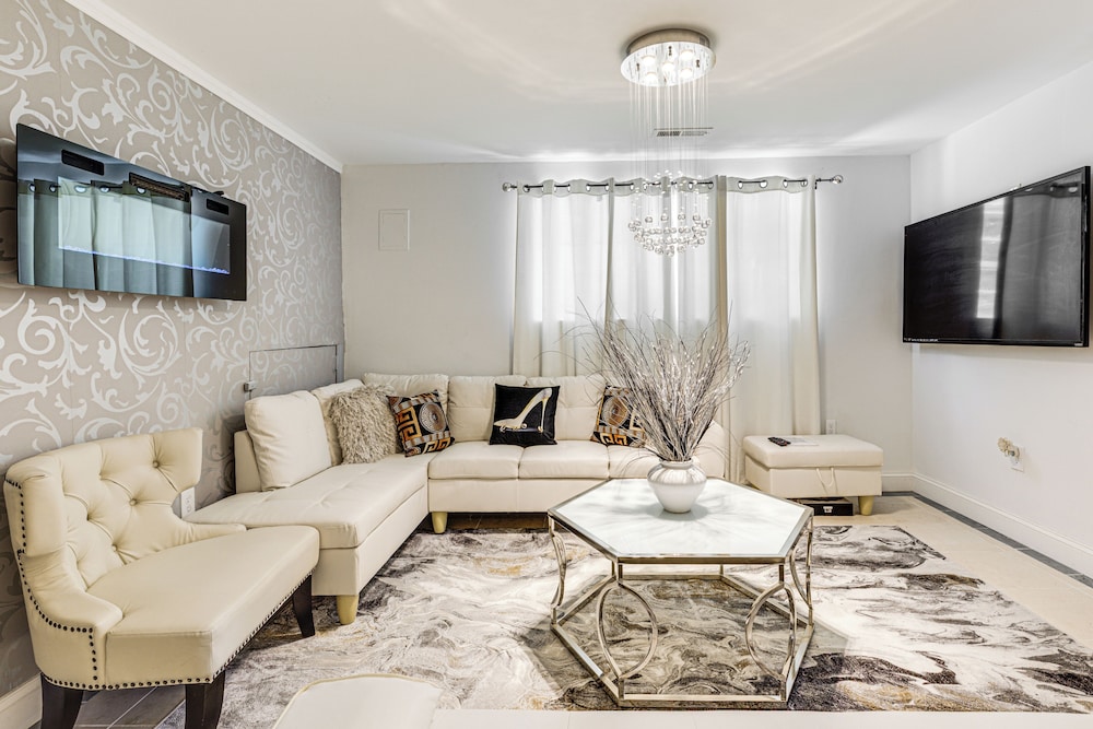 Walk to Beach: Elegant Escape in Lusby!