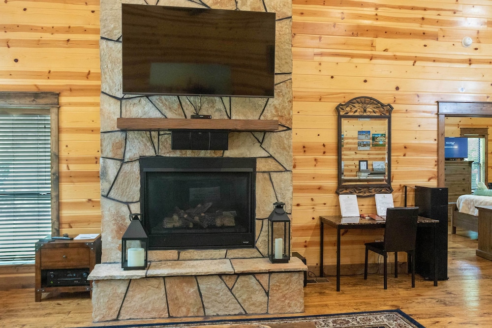 Broken Bow Cabin w/ Hot Tub & Outdoor Fireplace! view 2