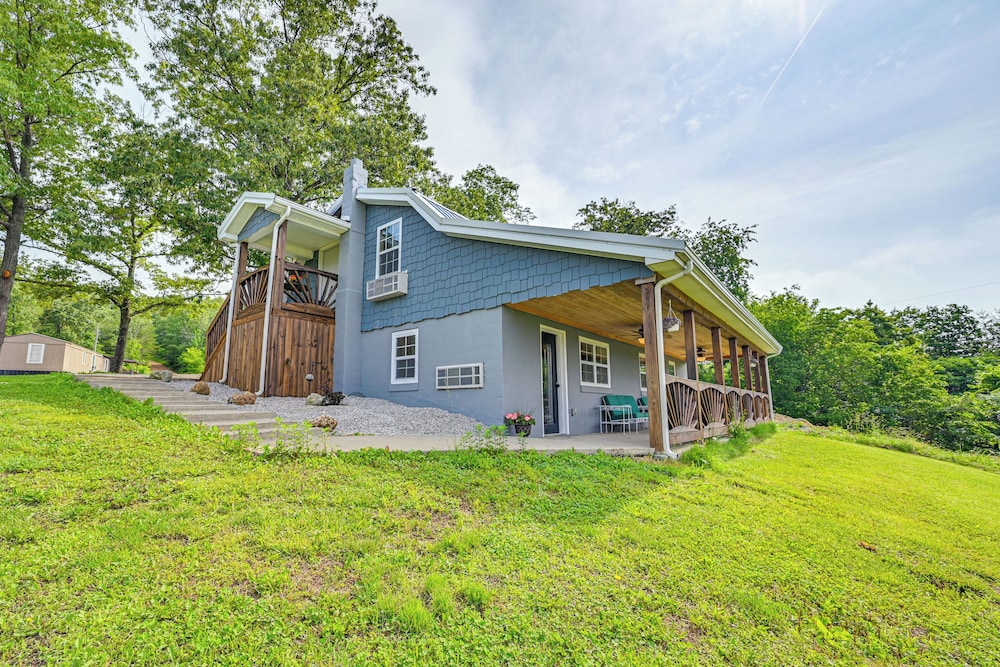 6 Mi to Lake Liberty: Pet-friendly Home w/ Yard