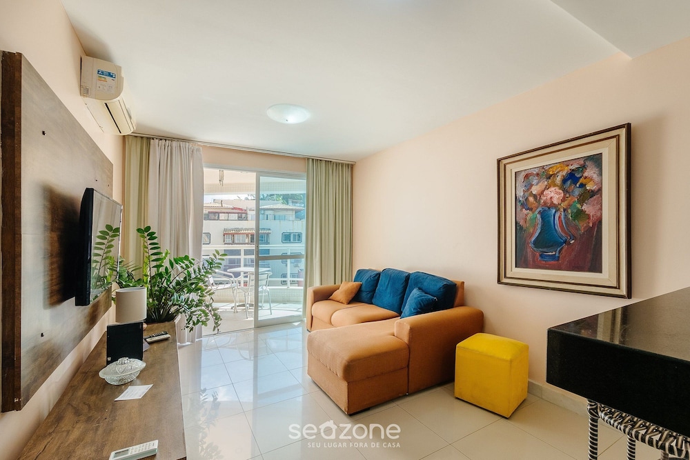 Apt w/ Balcony & View, Steps From the sea Opr0303