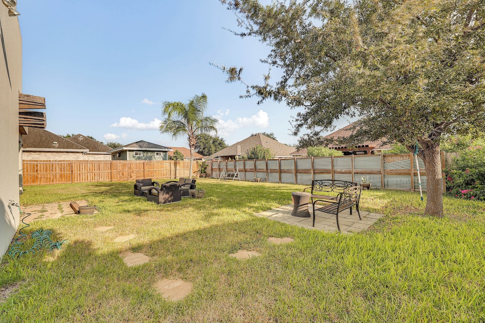 Covered Patio & Grill: Colorful Mcallen Home view 4