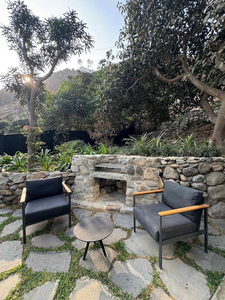 w Elegant 7BR Home w Pool in Santa Eualia