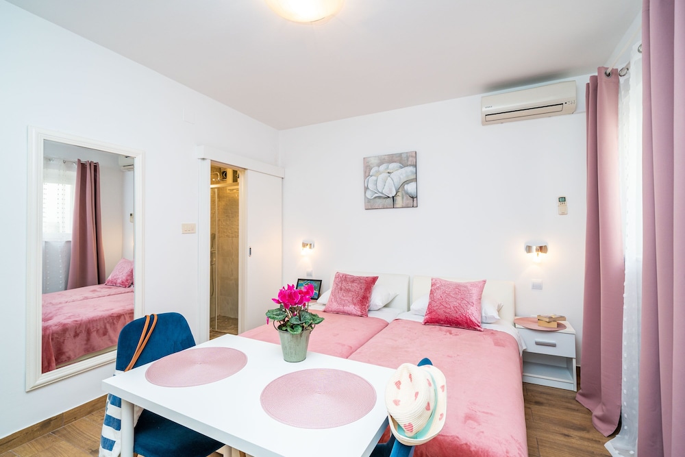 Jele Rooms