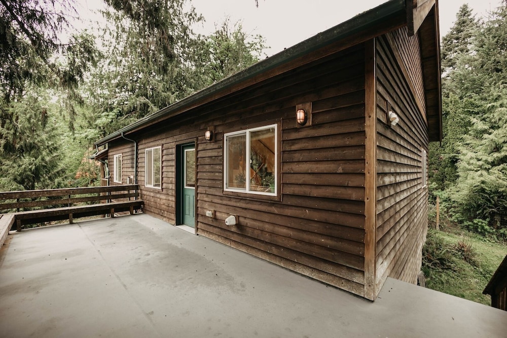 77mbr - Wi-fi - Fireplace - Pets Ok - Bbq 3 Bedroom Cabin by RedAwning