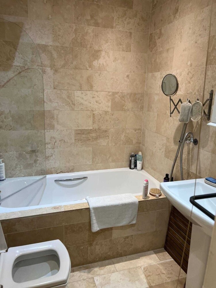 Tranquil 1 Bedroom Apartment With River View