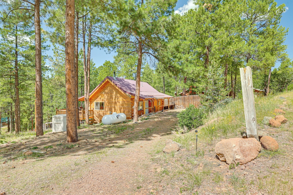 Alpine Cabin w/ Deck: 3 Mi to Luna Lake!