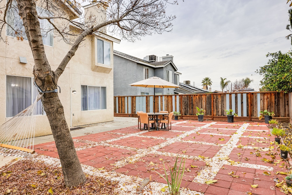 Spacious Los Banos Home w/ Patio - Dogs Welcome!
