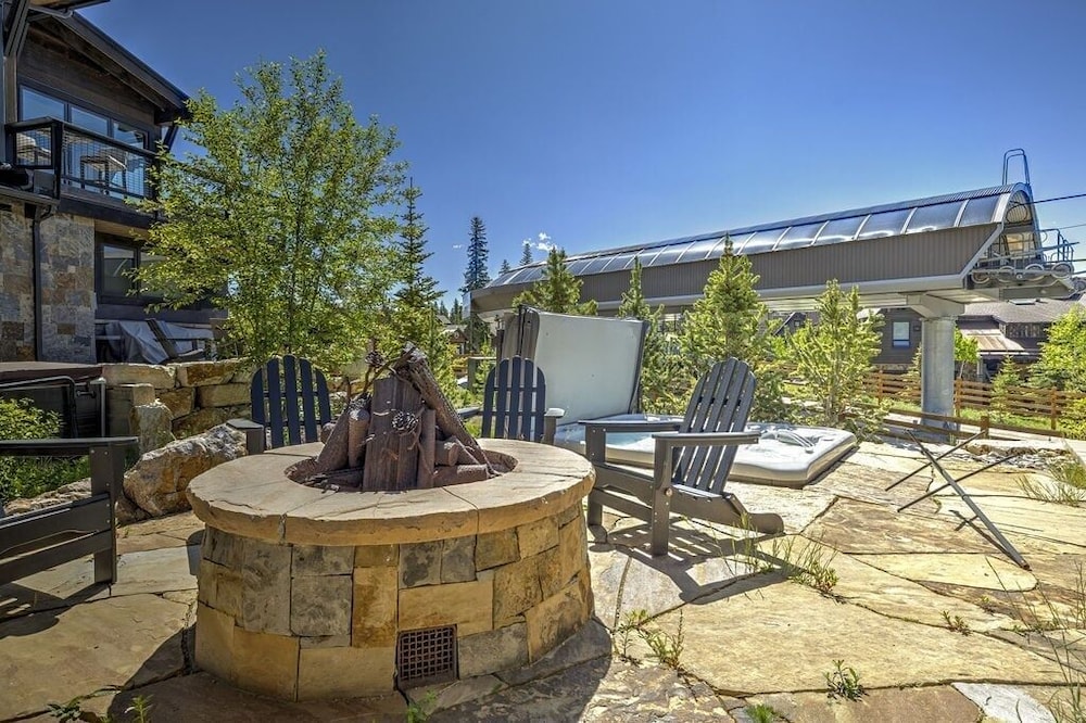Falcon Haus 4 Bedroom Townhouse by RedAwning