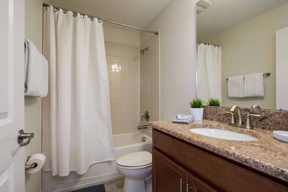 Spacious 6 Bed Home With Pool in Prime Storey Lake