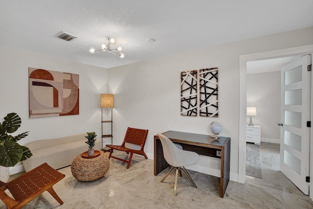 The Grand Luxe 8BR Villa w Pool and Basketball