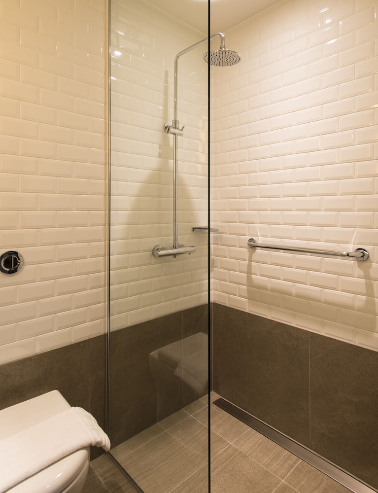 Hounslow Vacations - Aerotel London Heathrow T2  T3 - Property Image 2