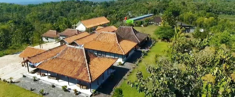Azana Green Resort Pracimantoro