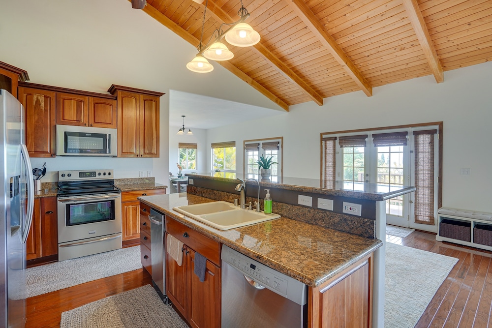 Hawaiian Retreat w/ Ocean Views in Captain Cook!