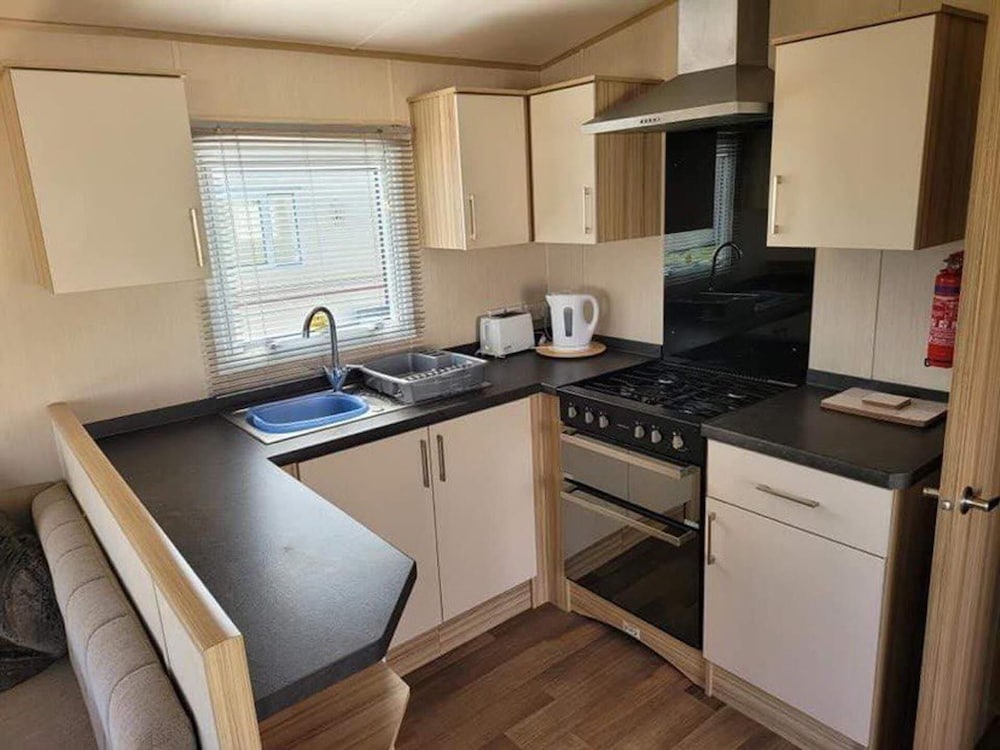 Budget 3-bed Caravan in Tunstall, Hull view 5