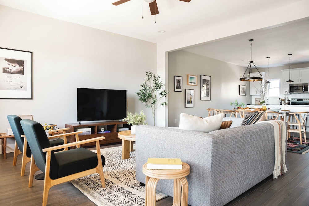 8 Nashville Homes w/ 21 Bedrooms, 21 Baths & Space for 74, Just Minutes From Broadways Nightlife, Dining, and Music Scene Cherokee by Avantstay