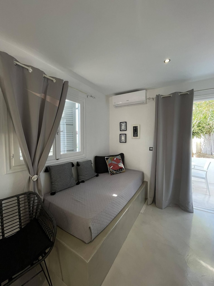 Zoumis Residence