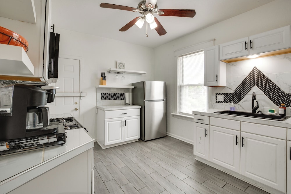 Luxurious 2BR Kansas City Condo Near Downtown