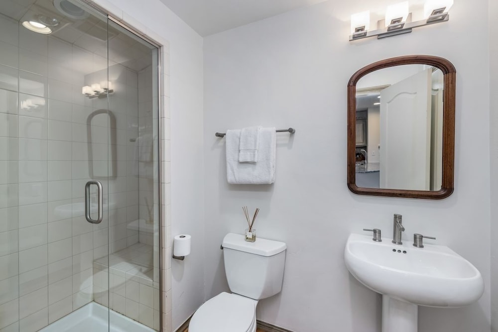 Stunning Renovated 2 Bedroom in Arrowhead Village! Studio Condo