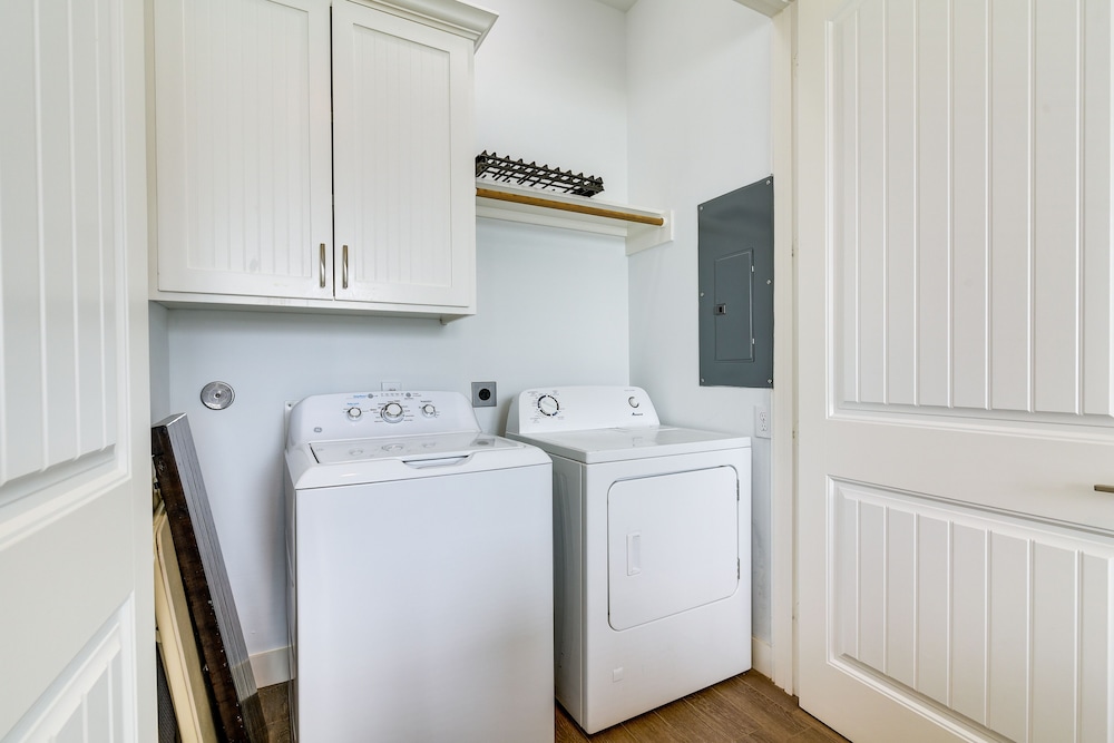 Walk to Ocean: Beach House w/ 2 Decks in Galveston