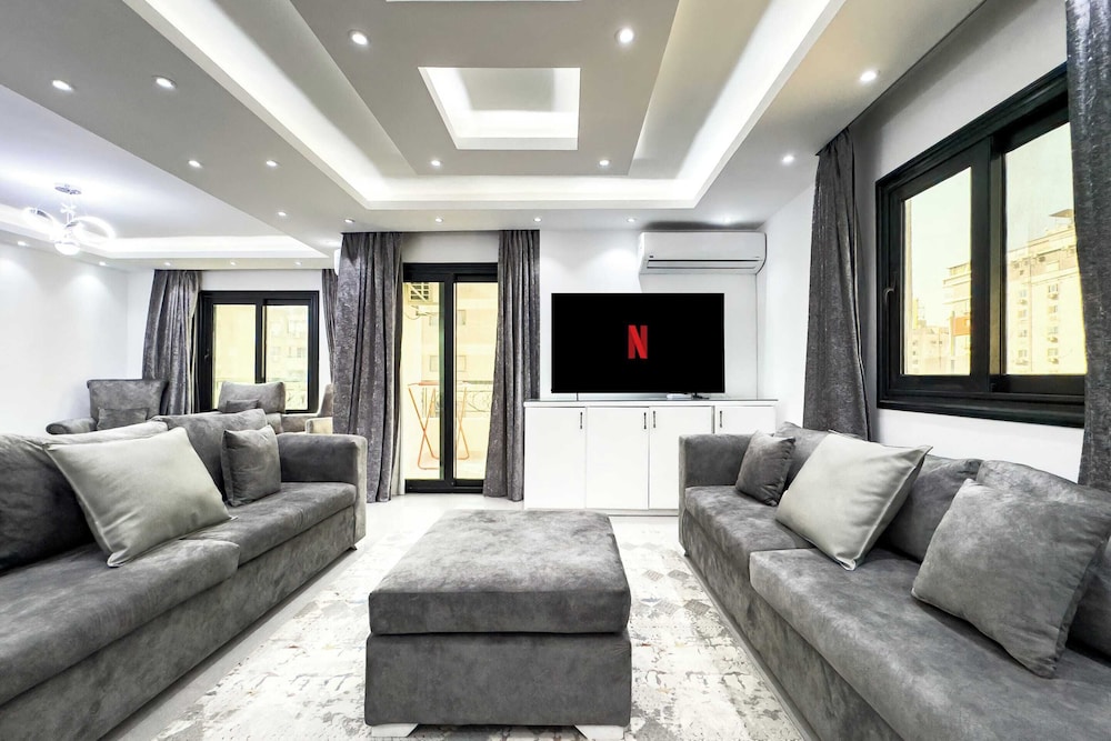Xuru Stays I The Bold & Bright 3bdr Apt. 15 Min To Airport