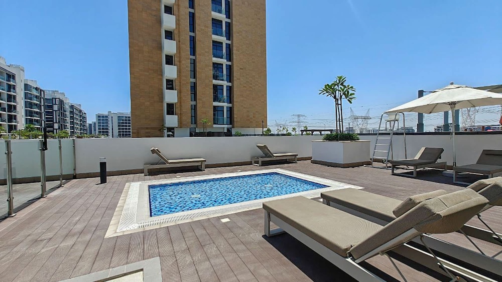 Stylish Studio Retreat in Riviera 33 Near Downtown