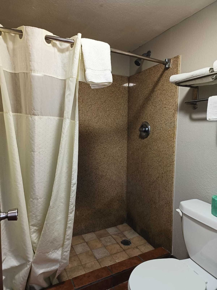 American Inn & Suites By Capital O Victoria US-59