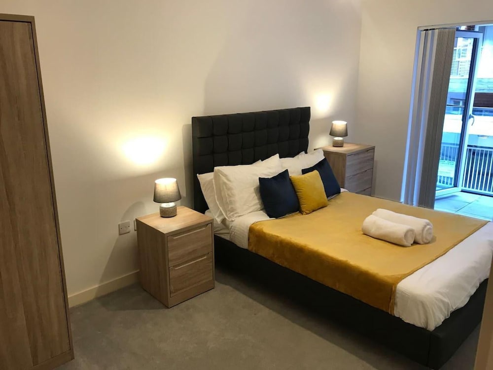 Stylish 2-bed Apartment in Manchester City Center view 2