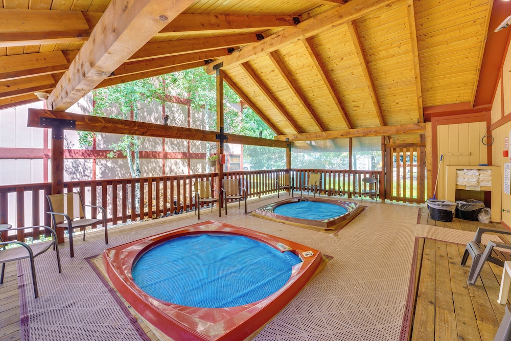 Hike, Bike & Ski: Red River Condo w/ Spa Access