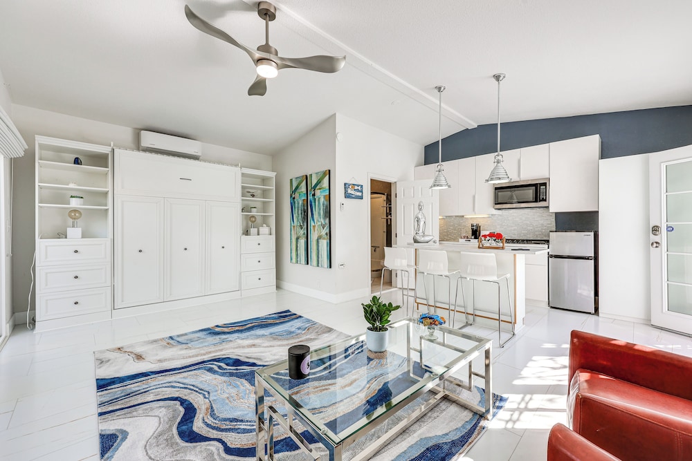 Golf, Shop & Hike: Sleek Rancho Mirage Studio