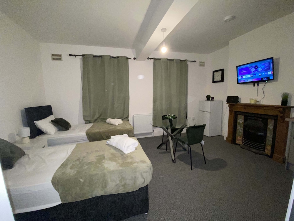 Cosy 3BD Guesthouse. Private Bathrooms view 4