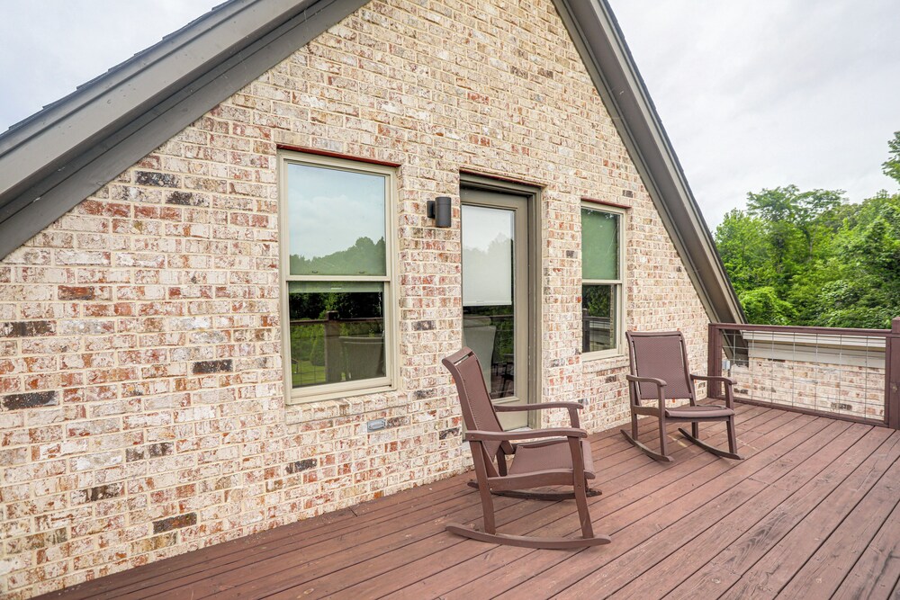 Farm & Lake Views: Rural Mississippi Loft Apt