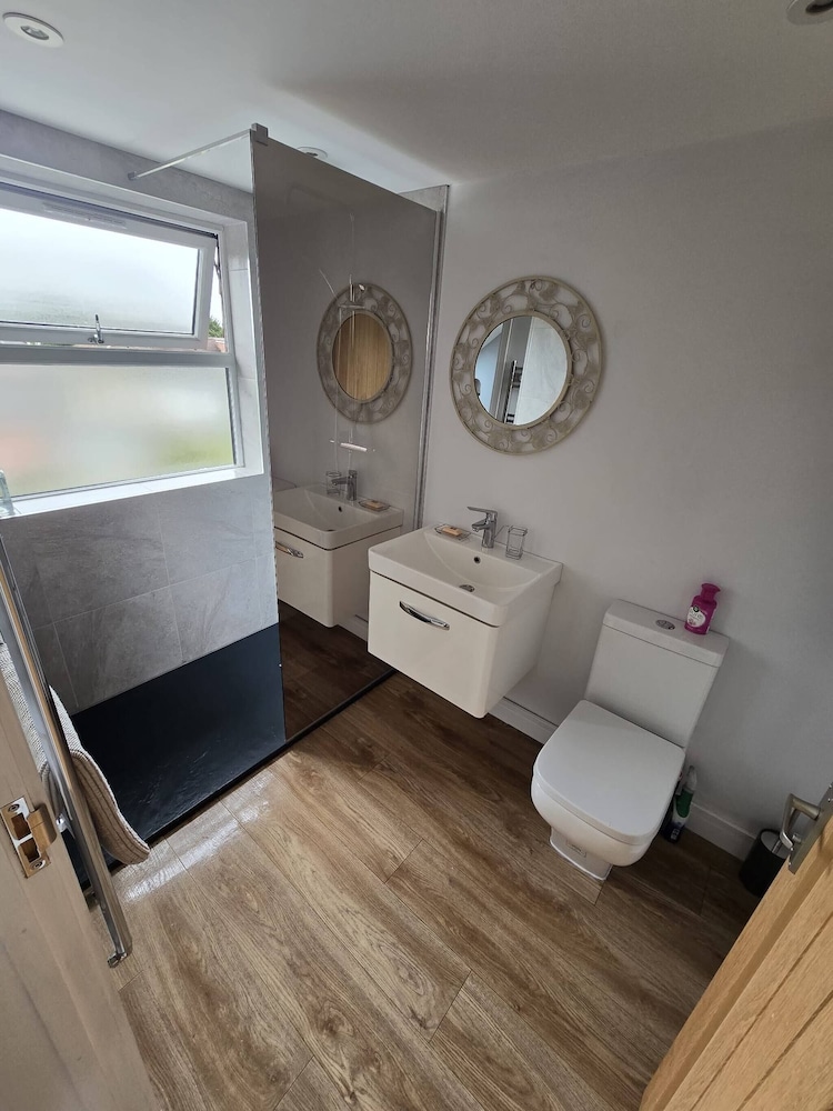 Spacious 4-bed House Close to LHR and London
